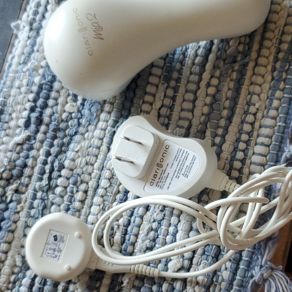 CLARISONIC MIA 2 ! WORKING CONDITION! INDIVIDUAL BRUSHES SOLD SEPERATE. - Picture 5 of 5